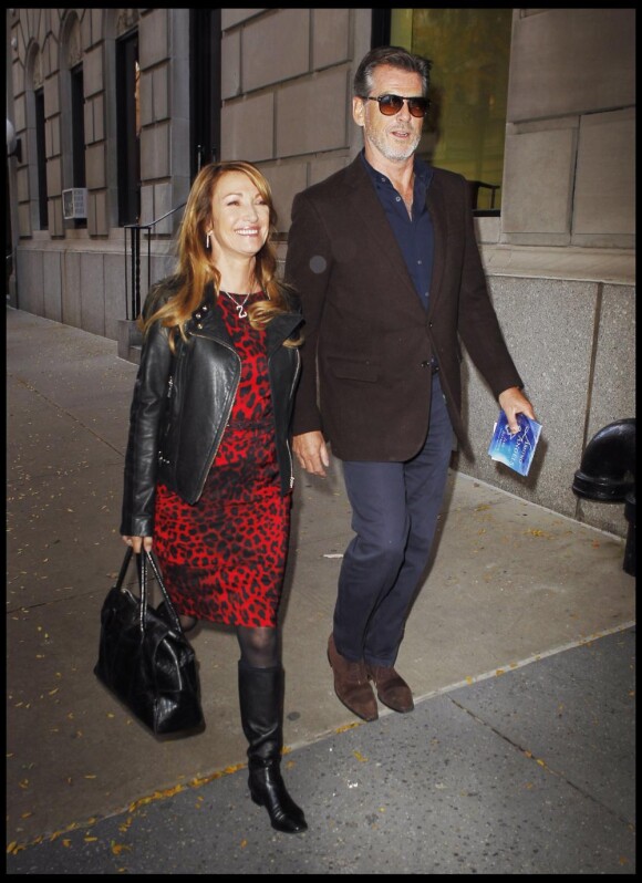 Pierce Brosnan et Jane Seymour en amis dans la rue à New York, le 28 octobre 2010