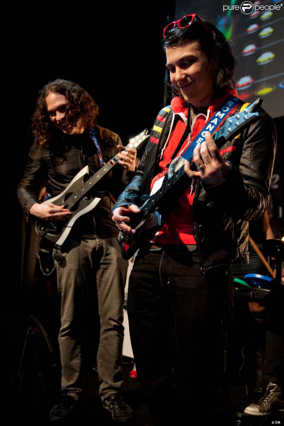 My Chemical Romance en démonstration sur Guitar Hero Warriors of Rock, sur le stand Activision