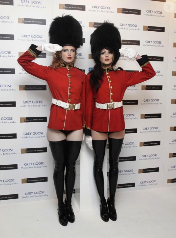 Deux tops lors de la soirée Winter Ball organisée par la Elton John AIDS Foundation à l'ambassade américaine à Londres le 30 octobre 2010