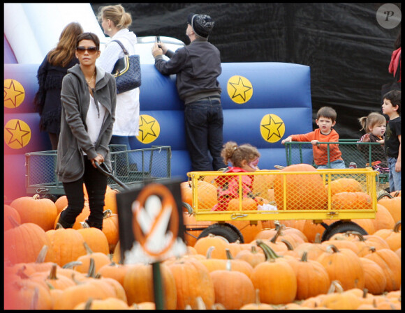 Halle Berry et sa fille Nahla Aubry vont acheter une citrouille pour Halloween chez Mr. Bones Pumpkin Patch à Los Angeles le 21 octobre 2010