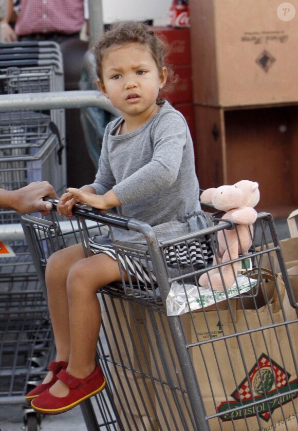 Halle Berry fait des courses au supermarché avec sa petite Nahla le 30 octobre 2010 à Los Angeles 