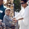 Halle Berry fait des courses au supermarché avec sa petite Nahla le 30 octobre 2010 à Los Angeles 