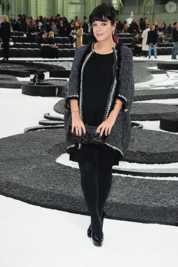 Lily Allen, lors du défilé Chanel le 5 octobre 2010. 