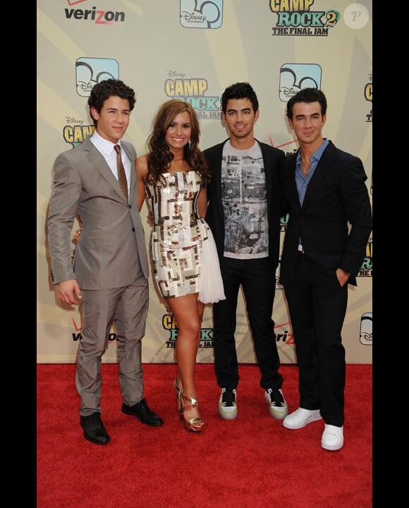 Demi Lovato avec les Jonas Brothers à New York pour la première de Camp Rock 2 en août 2010