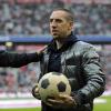 Franck Ribéry et sa femme Wahiba dans les travées de l'Allianz Arena à Munich, le 16 octobre 2010, lors de la réception de Hanovre. Franck Ribéry, blessé, donnait le coup d'envoi !