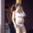 Alanis Morissette, enceinte d'un garçon, dévoile son joli bidon... en bikini...