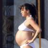 Alanis Morissette très enceinte et son mari le rappeur Mario Treadway aka Souleye en vacances à Los Cabos, au Mexique le 29 octobre 2010