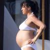 Alanis Morissette très enceinte et son mari le rappeur Mario Treadway aka Souleye en vacances à Los Cabos, au Mexique le 29 octobre 2010