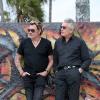 Johnny Hallyday et Gilbert Coullier à Los Angeles, octobre 2010. Deux hommes qui regardent dans la même direction....