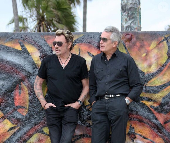 Johnny Hallyday et Gilbert Coullier à Los Angeles, octobre 2010. Deux hommes qui regardent dans la même direction....