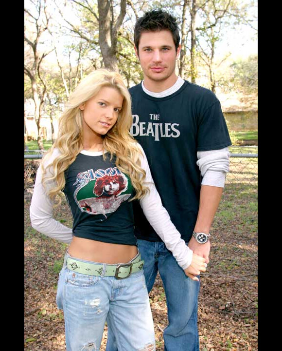 Nick Lachey avec sa première femme, Jessica Simpson en novembre 2004, dans leur propriété du Texas