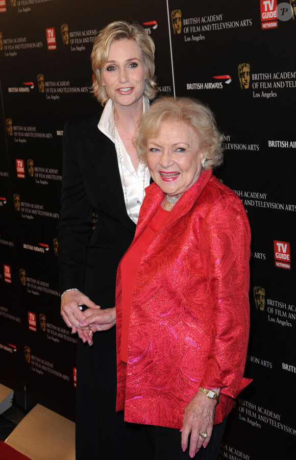 Jane Lynch et Betty White lors de la remise des Britannia Awards des BAFTA le 4 novembre 2010 à Los Angeles