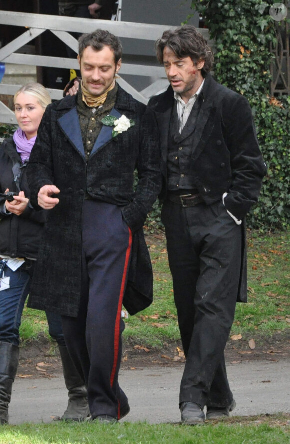 Jude Law et Robert Downey Jr. sur le tournage de Sherlock Holmes 2 en Grande-Bretagne à Pyrton le 20 octobre 2010