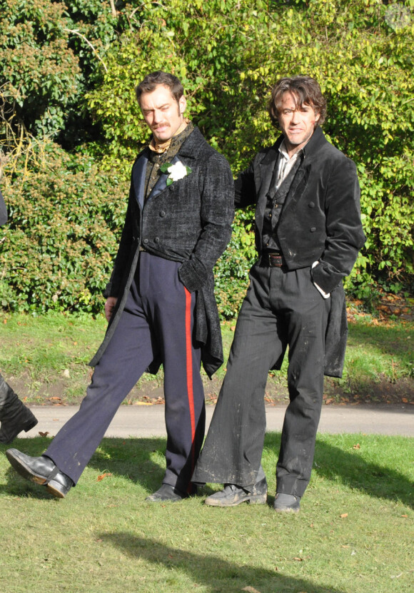 Jude Law et Robert Downey Jr. sur le tournage de Sherlock Holmes 2 en Grande-Bretagne à Pyrton le 20 octobre 2010