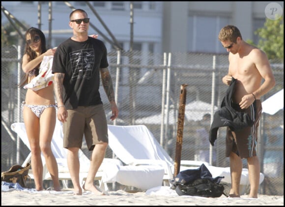 Jordana Brewster et Paul Walker à Rio de Janeiro pour le tournage de Fast and Furious 5, à la plage, le 3 novembre