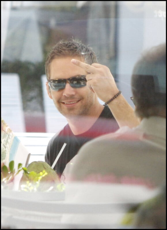 Paul Walker arrive à Rio de Janeiro pour le tournage de Fast and Furious 5, et vont directement à la plage, le 3 novembre