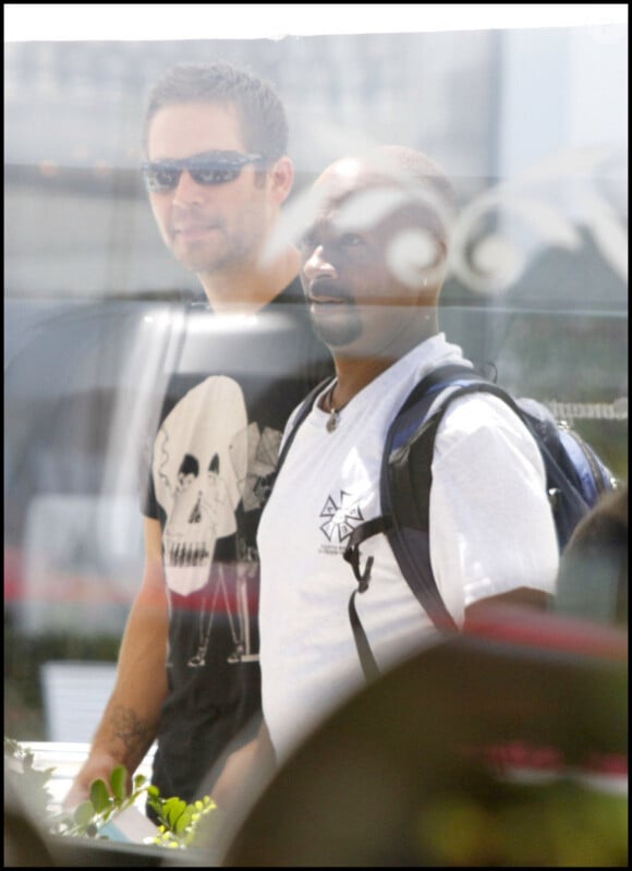 Paul Walker arrive à Rio de Janeiro pour le tournage de Fast and Furious 5, et va directement à la plage, le 3 novembre