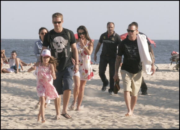 Paul Walker et Jordana Brewster arrivent à Rio de Janeiro pour le tournage de Fast anf Furious 5, et vont directement à la plage, le 3 novembre
