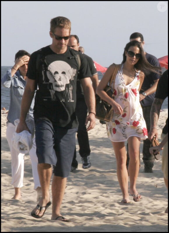 Paul Walker et Jordana Brewster arrivent à Rio de Janeiro pour le tournage de Fast and Furious 5, et vont directement à la plage, le 3 novembre