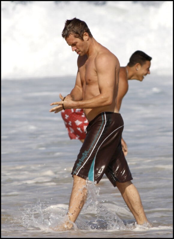 Paul Walker arrive à Rio de Janeiro pour le tournage de Fast and Furious 5, et va directement à la plage, le 3 novembre