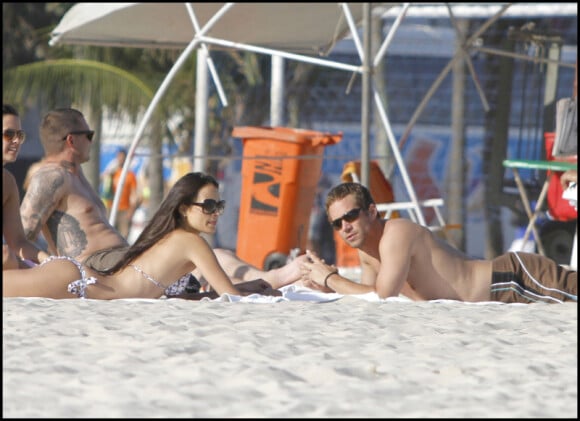 Jordana Brewster et Paul Walker arrivent à Rio de Janeiro pour le tournage de Fast and Furious 5, et vont directement à la plage, le 3 novembre