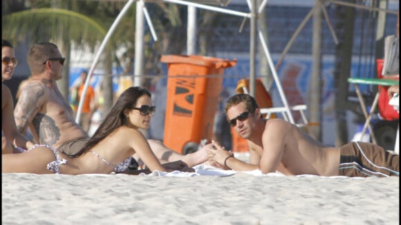 Paul Walker et Jordana Brewster à la plage quand Vin Diesel a le dos tourné !