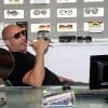 Vin Diesel va s'acheter des lunettes de soleil en plein nuit à Rio de Janeiro, le 6 novembre 2010