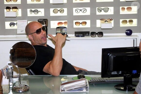 Vin Diesel va s'acheter des lunettes de soleil en plein nuit à Rio de Janeiro, le 6 novembre 2010
