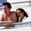 Edward Norton et sa compagne Shauna Robertson sur le balcon d'un hôtel à Miami le 26 octobre 2010