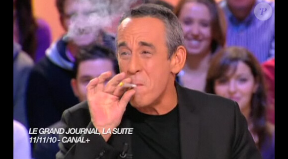 Thierry Ardisson fumant un faux joint sur le plateau du Grand Journal le 11 novembre 2010