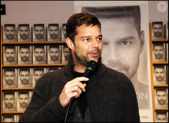 De nombreux fans de Ricky Martin se sont bousculés dans une librairie de Chicago (Etats-Unis) où il était attendu pour signer Me, son autobiographie, vendredi 12 novembre.