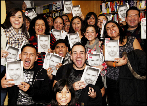 De nombreux fans de Ricky Martin se sont bousculés dans une librairie de Chicago (Etats-Unis) où il était attendu pour signer Me, son autobiographie, vendredi 12 novembre.