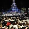 Stromae propose une flashmob sur sa chanson Alors on danse, pour l'association ELA, à Disneyland Paris (diffusé le 13 novembre 2010 sur TF1)