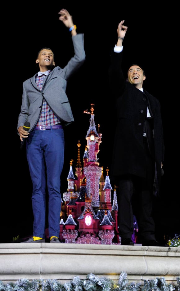 Stromae et Nikos Aliagas proposent une flashmob sur sa chanson Alors on danse, pour l'association ELA, à Disneyland Paris (diffusé le 13 novembre 2010 sur TF1)