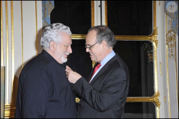 Remise de décorations au ministère de la Culture, le 16 novembre 2010 : Paco Rabanne et Frédéric Mietterrand