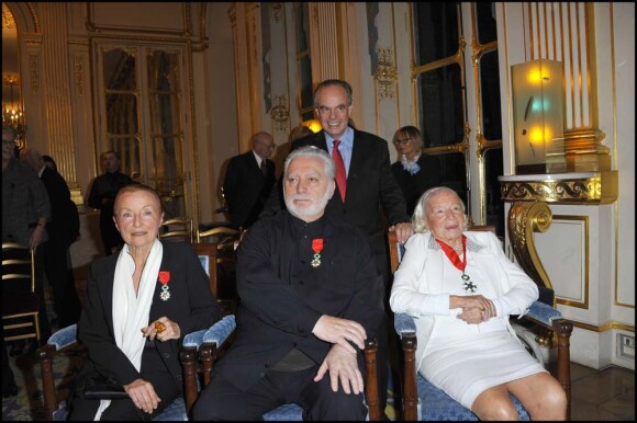 Remise de décorations au ministère de la Culture, le 16 novembre 2010 : Claude Brouet, Paco Rabanne, Frédéric Mitterrand et Marie-Louise Carven Grog