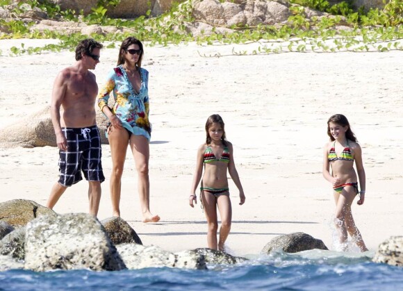 Cindy Crawford et son époux Rande Gerber à Los Cabos avec leur petite famille pour des vacances inoubliables