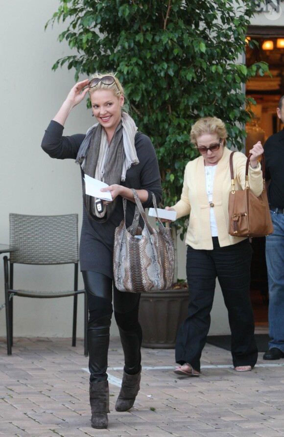 Katerine Heigl, sa maman, et son superbe sac en python, font du shopping à Los Angeles. 16/11/2010