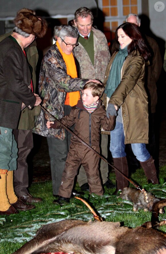 Le prince Christian de Danemark, 5 ans, découvrait mardi 16 novembre 2010 le butin de la chasse royale, à Fredensborg, entouré de ses parents Mary et Frederik, et de ses grands-parents Margrethe et Henrik.