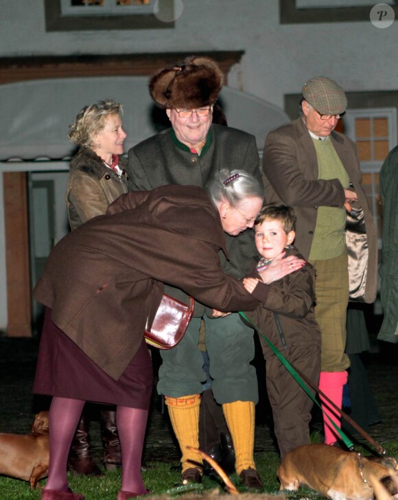 Le prince Christian de Danemark, 5 ans, découvrait mardi 16 novembre 2010 le butin de la chasse royale, à Fredensborg, entouré de ses parents Mary et Frederik, et de ses grands-parents Margrethe et Henrik.