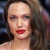 Angelina Jolie ose le rouge sur sa bouche charnue. N'hésiez plus !