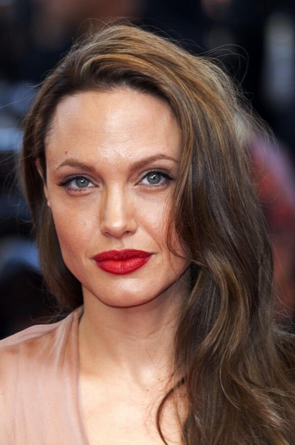 Angelina Jolie ose le rouge sur sa bouche charnue. N'hésiez plus !