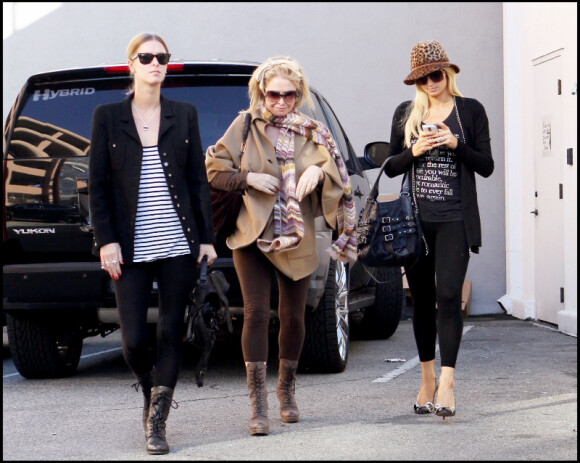 Brooke Mueller et Paris Hilton ont fait du shopping toute l'après-midi. Elles sont finalement rejointes par Nicky et Kathy Hilton le 22 novembre 2010 à Los Angeles