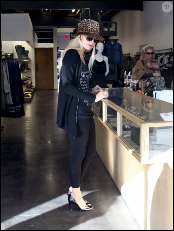 Brooke Mueller et Paris Hilton ont fait du shopping toute l'après-midi. Elles sont finalement rejointes par Nicky et Kathy Hilton le 22 novembre 2010 à Los Angeles