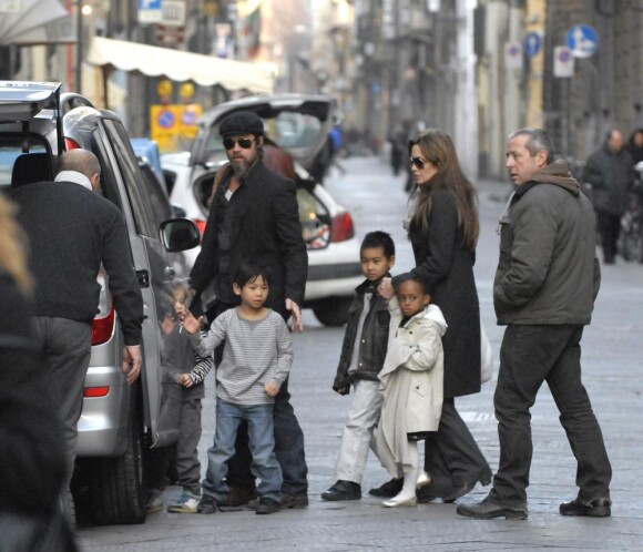 Angelina Jolie et Brad Pitt en Italie en mars 2010 avec leurs enfants Pax, Maddox et Zahara