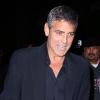 Un George Clooney plus que parfait, dans un costume bleu marine.