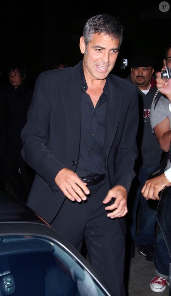Un George Clooney plus que parfait, dans un costume bleu marine.