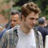 À 24 ans, Robert Pattinson est toujours fan du look ado, chemise à carreaux et t-shirt loose, tel est son uniforme.