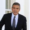 Costume sombre et cravaté, George Clooney incarne un monsieur propre très sexy.