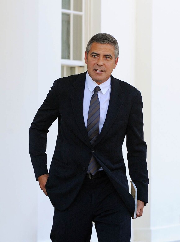 Costume sombre et cravaté, George Clooney incarne un monsieur propre très sexy.